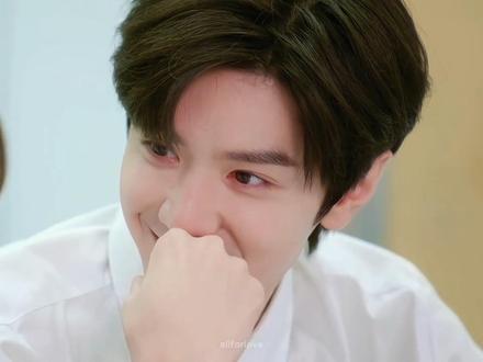 有人偷偷 有人藏不住
#偷偷藏不住 #陈哲远 #赵露思