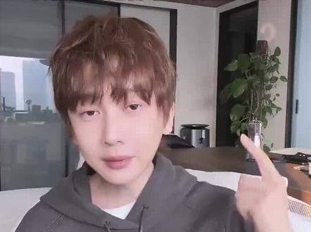 赖冠霖退圈后在播客中分享行业潜规则,圈内的功利主义颠覆个人传统价值观,经纪人李登科建议赖冠霖先去上班,"没有经历过苦难 又何谈人生"#赖冠霖又在闷声干大事