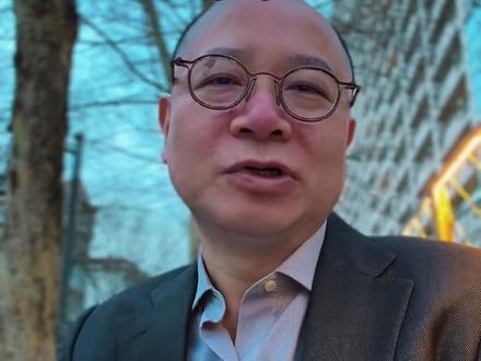金价暴跌不可怕 金价暴跌,投资谨慎。近日现货黄金跌破每盎司4500美元,金饰价格同步大幅下探,本轮下跌是技术性回调而非趋势反转,核心源于前期涨幅过大、央行购金放缓、资金分歧加大,波动符合市场周期规律。
一、回调合理。近三年金价累计涨幅近3倍,年初快速冲高积累明显泡沫,回调属于暴涨后的正常修正,利于后续稳健运行。地缘避险并非核心驱动,央行购金减量、投资资金多空转向,共同引发本轮调整,短期仍有震荡空间。
二、金饰是消费。金饰价格含工艺、品牌溢价,下跌幅度常大于原料金价。回收仅按原料金价结算,附加价值完全归零,变现损耗显著。当前金饰更适合按需消费,不具备投资价值,切勿抄底追购。
三、别投太多。黄金具备抗通胀、对冲风险的长期价值,适合家庭资产底仓配置。建议占比控制在5%-10%,小额分散、长期持有即可;切忌重仓押注,避免波动带来大额亏损。已有持仓可适度优化结构,无需恐慌割肉。
市场有风险,投资需谨慎,以上信息个人独立观察,不构成任何投资建议。
