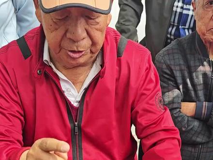 80岁大爷表演麻将转移魔术!魔术原理是这样。 #魔术