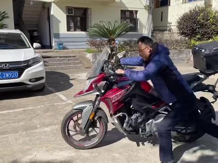 本田猛鸷190x 忘记取钥匙关电路系统电瓶没电了,按摩友说的挂三档能推车打火,果然成功了。#爱机车爱生活 #摩托车亏电 #推车打火