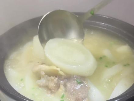 冬吃萝卜夏吃姜,今天炖上萝卜骨头汤,暖心又暖胃。有手就会。#冬季暖胃美食 #冬吃萝卜夏吃姜