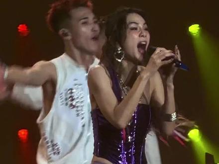 Ella自己完成整首歌太厉害了🥰🥰🥰🥰#ella陈嘉桦 #艾拉主义 #中国话 #she #演唱会现场live