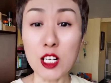 #这里有几个生僻词解释一下。
孑孓(jié jué)标准现代汉语词汇:蚊的幼虫,丑陋如蛆,且更渺小。
本儿咕(bér gu)东北方言:猝死的贬义词。
蛄蛹(gù yong)东北方言:蠕动的贬义词。
膈应(gé ying)东北方言:讨厌。
好了,说正题。见过女汉子没有?给你推荐一枚,正能量满满。畅快淋漓,犀利幽默,修辞准确,不吐脏话,堪为骂战范本。
善良是本性,但要有锋芒。迁就须给值得的人,才不会被辜负。菩萨慈悲也有金刚之怒,怜并宽厚,赠老幼病弱残。怒且不屑,向羡慕嫉妒恨。