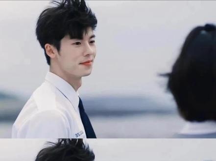 那白衬衫呢?你有吗?会穿吗?会吸引女孩子吗?#白衬衫穿搭 #白衬衫少年 #白衬衫的多种穿法 #男生穿搭 #时尚捕手计划