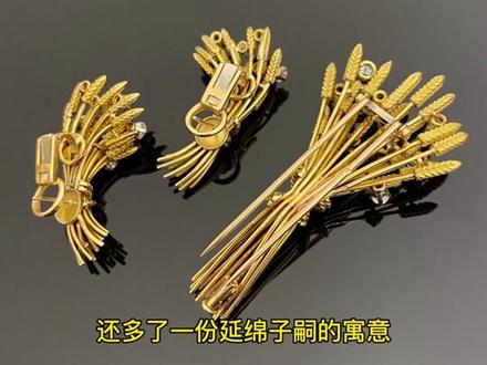 在希腊神话中,除了雅典娜外,还有一位重要的女神——“丰饶之神”德墨忒尔。传说,就是她教会了人类耕种,给予大地生机。
油画里的德墨忒尔总是拿着镰刀,坐在高高的麦堆上.....女神风范中又透露出一丝质朴。
虽然质朴,但德墨忒尔也具有无边的法力!
她既能使植物茂盛、五谷丰登,也可以令万物凋零、寸草不生;可以让人拥有享之不尽的财富,同时也可以让人一贫如洗。
总之,德墨忒尔就相当于咱们国家的灶神、财神~在民以食为天的古代,希腊各地都有纪念她的节庆,献上猪牛、水果、稻穗、蜂房等祭品。
而德墨忒尔的象征麦穗,自然也代表了丰收和富饶。
到了子凭母贵的宫廷里,麦穗除了繁盛、丰收的象征外,还多了一份“绵延子嗣”的寓意。所以,它也是王室钟爱的珠宝题材。
拿破仑的第一任妻子约瑟芬皇后,就有一顶麦穗造型的钻石冠冕。
后来到了1810年,尚美巴黎的创始人尼铎为拿破仑的第二任皇后玛丽·路易丝又设计了一顶不对称麦穗钻冕。#凯为珠宝 #钻石 #祖母绿 #红宝石 #钻戒