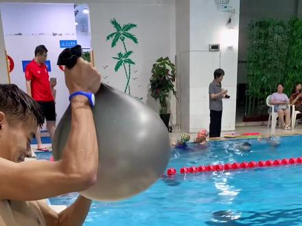 你们游泳怎么带的泳帽?今天给你分享一个正确的带泳帽方法!#泳帽怎么戴 #泳帽的正确打开方式