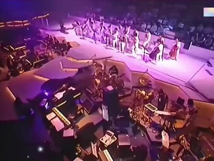 歌神张学友 巅峰时期颜值,音色,都是巅峰状态的90年代!90年代这段串烧现场版也太好听了,首首都是经典,百听不厌 #歌神张学友 #张学友经典歌曲 #张学友演唱会 #现场演唱会 #演唱会现场视频