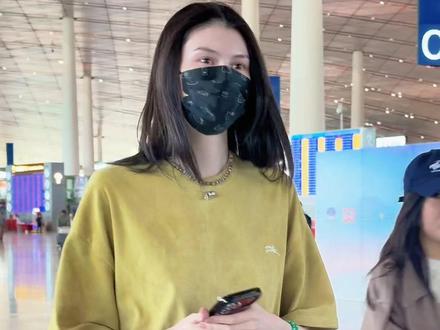 超模何穗结婚生子后鲜少露面,今日鹅黄色T恤搭配格纹长裙现身机场春日气息满满#何穗 #何穗陈伟霆 #何穗白到发光 #机场穿搭 #超模何穗