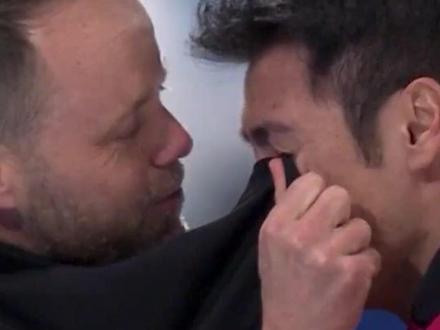 动人一幕!宁忠岩教练为其擦去泪水。 四年前绕场一圈又一圈的不甘,此时此刻都已化为幸福的泪水。祝贺!(来源 央视新闻)