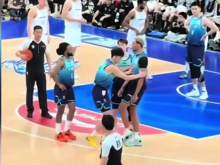 许钟豪的话含金量还在上升 最近CBA的大牌外援 贝兹利 韦瑟斯庞 洛夫顿 斯佩尔曼 等等可都多多少少有点搞事情啊 不过咱们宁波队也是一点不惯着啊 雷厉风行。贝兹利被宁波男篮解约#宁波男篮 #CBA #上海男篮 #北京北汽男篮 #王治郅