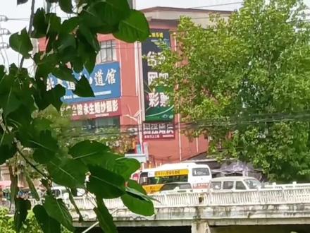 #塔桥街上的老桥被列为危桥,近日开始限高,大型重型车辆必须绕道在塔桥北环的新桥上通行!
上蔡县境内有一条长度52公里的洪河,这条河经过百尺、华皮、西洪、东洪、塔桥、洙湖、党店7个乡镇,洪河上面建有5座大桥:西洪桥、东洪桥、黄泥桥、塔桥桥、贺道桥。其中塔桥桥的知名度最高。因为在古时候这座桥屡建屡塌,塌了又建,所以叫做塌桥,后来为了吉利,把塌桥的塌字,改成了谐音字宝塔的塔,意思是坚固如塔。1965年之后,这座桥进行了重建和扩建,成为345国道上的一个重要的交通桥,至今已经使用57年了。他像一个57岁的老人,年老体衰,承受不了太大的压力和洪水的冲击,已经被列为危桥,近日开始限高,大型重型车辆必须绕道在塔桥北环的新桥上通行。这样通过限高,达到限宽、限速、限重的目的,减轻老桥的负担。但是限高不等于限行,通往塔桥、韩寨、蔡沟、崇礼、杨集的中型客车和其它小轿车、小货车、电动车等仍可以在老桥上通行,基本上不影响塔桥街上的交通便利和生意兴隆!