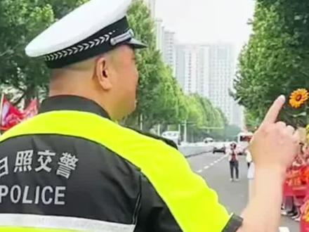 高情商交警维持送考队伍秩序。#警察 #高考