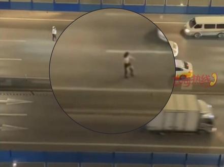 沈阳发现一人在道路中央
无视车流 拦车跳舞