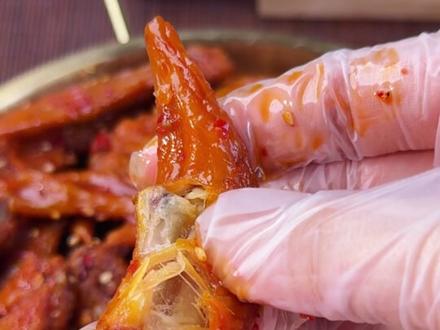 肉质细嫩不柴不腻,轻轻一抿就脱骨,好吃到连骨头都想嗦干净。#搞大路#好吃到停不下来#鸡翅尖