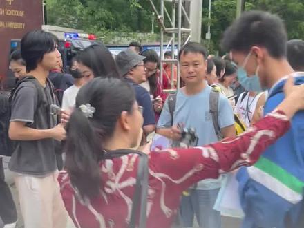 直击2024年广东高考首日,有家长失眠,一夜醒4次 “孩子很不容易” #高考 #广东dou知道 #2024高考