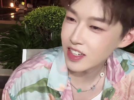 昨天 龙:怎么了,宝宝~
今天 龙:我穿左边,你穿右边~
相当不对劲😏
韩子这也太帅了,韩汶栩,闪耀三亚,这穿搭简直太三亚了~
#韩汶栩 #帅哥 #可爱可抵岁月漫长