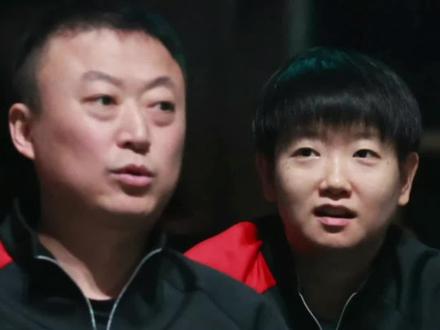 伦敦世乒赛名场面!
别人比赛是“请示教练”,莎局比赛是“指导教练”!伦敦世乒赛这画面绝了,咱们莎莎场边排兵布阵气场全开,马琳指导在旁边直接开启“静音挂机”模式。
别的队员是看教练脸色。
莎莎是让教练看她脸色。
暂停席秒变“莎局”办公区,
排兵布阵、运筹帷幄,
马琳指导?那必须是首席背景板!
合着国乒真正隐形的战术大师是莎局?马指导怕不是来赛场“带薪度假”的吧,这风头全被莎莎抢冒烟了!
#孙颖莎 #马琳 #国乒 #莎莎教做人 #万万没想到