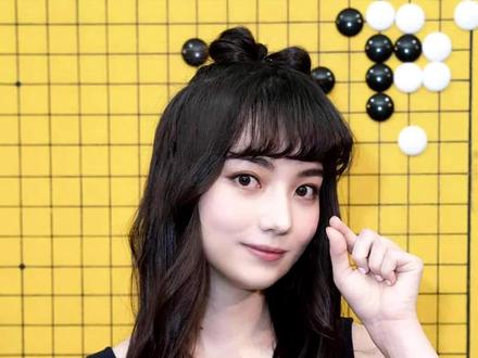 天才少女#黑嘉嘉 ,中澳混血漫画脸,职业围棋七段。