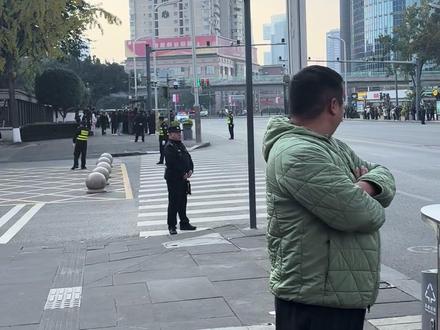 法国🇫🇷总统马克龙车队到达四川大学,中法友谊长存。