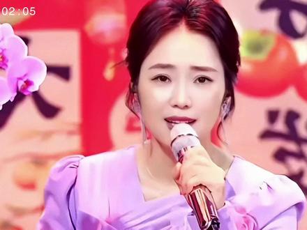 谢女士的直播为音乐“盛宴”,你们可别坑她了 谢女士频繁直播引发争议,被称为音乐“盛宴”,但实际上这种高频直播对她的事业发展造成了负面影响。直播导致她的身价降低、口碑受损、艺术身份淡化,离真正的音乐道路越来越远。谢女士应回归作品和舞台,靠实力站稳脚跟。