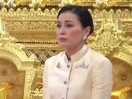 苏提达早期造型曝光,没有奢华首饰头顶空空,只能佩戴塑料花朵