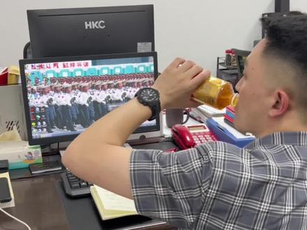 许多小伙伴不知道怎么用手机扫码乘坐公交车,今天教程安排上,请认真听讲哟!学会了快去找李婶跳广场舞。#近期值得关注的app #教程来了 #宣传 #宜春公交#扫码支付