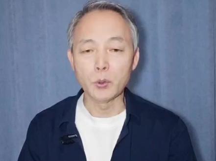 【#伟伟观察 | 特朗普的两大软肋,油价和武器库存】油价降了。在笔者看来,有三方面原因:其一,美以伊战争开打只有10几天,对全球经济的负面影响尚不明显;其二,包括中国在内的主要工业国家均有战略石油储备;其三,关于战争的走向,特朗普的说法反复无常。显而易见,油价是特朗普的一个软肋。若油价长时间居高不下,美国选民的怨气会直线上升,其结果必然是年底的美国中期选举,特朗普及共和党遭遇惨败。特朗普的另一个软肋是武器库存。3月5日,乌克兰总统泽连斯基和他的顾问发出感叹:美以伊战争开打才几天,就打出超800枚爱国者导弹;乌克兰的仗打了4年,也才收到600枚。不打,面子上过不去;继续打的话,近期如何面对高油价?远期如何面对中俄朝?特朗普面对的是一个重大的抉择。