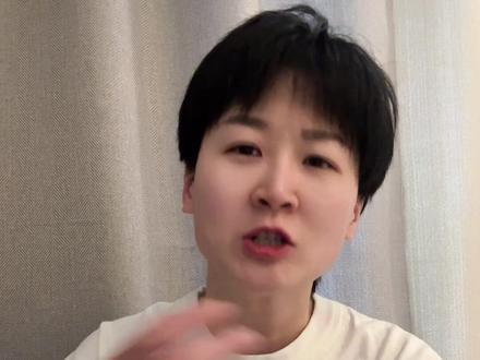 独守全区后,他的脆弱让人心疼 澳门世界杯落幕,王楚钦赛后的那些未被放大的小细节,越看越戳心越让人动容。赛后和孙颖莎拍照,两人为谁掌镜推来推去,反差感拉满,赛场上杀气腾腾的他,私下里是软乎乎的大男孩;大合影时,自己刚拼完决赛累到眼神发飘,却第一时间伸手安慰梁靖昆,真诚心软藏不住;领奖台风光无限,下台时却腿软到需人搀扶,独守半区的压力、浑身的疲惫,全靠一口气吊着,这份荣耀是他拿命拼来的。我们爱他,从不是因为冠军,而是他赛场上的坚守、赛场下的温柔与善良,愿他往后少些伤痛,一切顺利,我们永远相伴。
#王楚钦 #澳门世界杯 #王楚钦赛后细节 #国乒 #王楚钦温柔瞬间