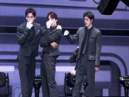 EXO晚安大小姐cha
这几个哥真的帅惨我了好吗 大屏暴击啊
#exo #演唱会 #exofm