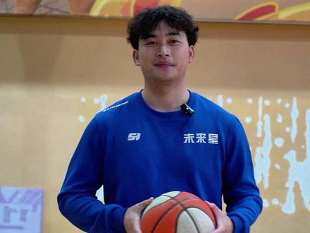 从基础开始,慢慢打磨动作,你也能成为球场上最亮眼的那个
#篮球教学 #篮球基础 #篮球基本功 #篮球 #新手篮球