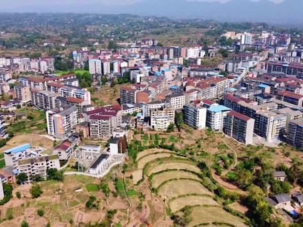 重庆市垫江县坪山镇,原名沈家店,以清初有沈氏夫妇在此开店设铺得名。明清属于涪州。民国二十年(1931年)设置沈家镇,为第五区驻地。1950年改设沈家乡,1953年始属于垫江县,为第十一区驻地。1955年,改十一区为坪山区,因坪山区的辖区为鹤游坪的一部分和黄草山以北的部分区域,便取鹤游坪的“坪”与黄草山的“山”字组合为“坪山”,驻地在沈家场。1958年,沈家乡改为沈家人民公社。1983年,沈家公社复为沈家乡。1985年,沈家乡改设沈家镇。1992年,撤界枫乡入沈家镇。2000年,沈家镇更名坪山镇.#抖出你的家乡 #我为家乡代言 #无人机航拍