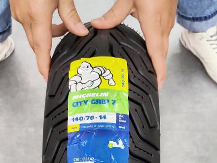 米其林 City2yyds!雨天压弯再也不慌 雨天防滑抓地力强。#米其林city2 #米其林citygripsaver #米其林半热熔轮胎 #米其林摩托车轮胎