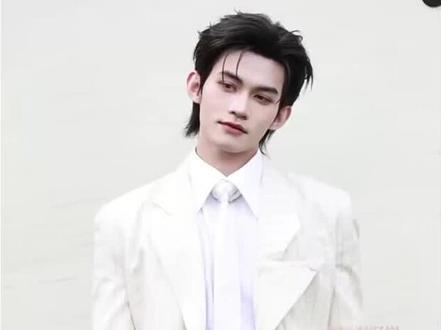 感谢老师肯定,从亮相到互动,云旗始终落落大方,和绝美九寨风光相映成趣,用独特的气质诠释了自然与时尚的美好#云旗#VOGUE山谷假日#云旗走秀