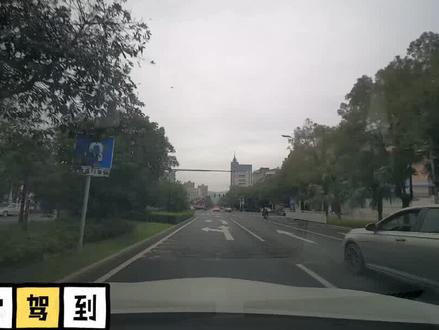 新手须知:路口交通灯持续闪烁黄灯是啥意思#遵守交规 #新手上路 #行车安全