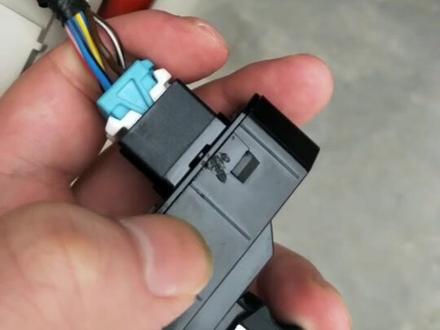 比亚迪六线玻璃升降开关,控制原理相当于两个五角继电器控制原理,下一个视频分享诊断,请大家双击加关注