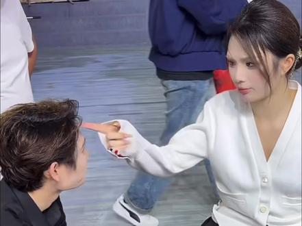 龙瑶甜蜜日常 队长今天头疼,瑶瑶昨天摔倒受伤还来大舞台,但在两个人身上看到了“爱 大概是 有你在 就会很心安”“爱是相互的,你心疼我,我更心疼你”#龙浩天 #ai瑶瑶 #龙浩天瑶瑶 #甜蜜#直播录屏分享