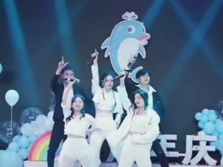 #豚豚小公主 直播两周年庆
@🌈唐艺🌈小艾🌈豚豚🌈八同🌈杨昊五人有一年多没同台了,今日同台,是那么养眼,那么精彩!