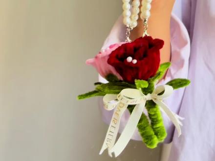 超简单浪漫的,扭扭棒迷你玫瑰花挂件教程来啦!#扭扭棒 #手工礼物#手工diy #母亲节礼物