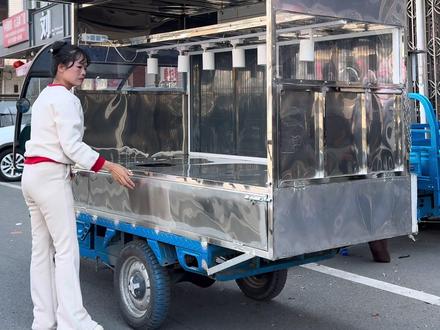 卤菜凉菜小吃车 来自温州同城的老板定制的全不锈钢卤菜凉菜小吃车,全车封闭式可上锁,推拉伸缩雨棚为你遮阳挡雨,隐形纱窗防尘防虫。#电动餐车小吃车美食车 #网红三轮车 #摆摊三轮车架子 #我的致富三轮车 #摆摊创业