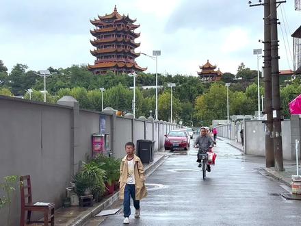 高铁直达🚄武汉3日详细攻略•不动脑copy
3天假期,高铁直达
好吃好玩不绕路
3天全是精华,一个视频讲清楚!
-
【day 1⃣️】——汉口片区city walk
⚠️线路:
古德寺-🚗-同兴里-🚶-黎黄陂路(巴公房子、魔界☕️、阶梯红墙怡和洋行旧址)-🚶-东正教堂-🚶-平和打包厂旧址-🚶-青岛路(圣教书局-多牛世界-蒹葭☕️)-🚶-咸安坊-🚶-武汉美术馆
⚠️注意:
☑️高铁直达武汉,站内换乘地铁直达江汉路步行街,住这里热闹安全出行方便
☑️武汉美术馆、古德寺都要提前预约
☑️ 靓靓蒸虾和肥肥虾庄很多分店,就近找就行,注意下午4:30抢号排队
-
【day 2⃣️️】——武昌片区亲子研学
⚠️线路:
山海关路过早-🚗-武汉大学-🚶-凌波门水上栈道-🚗-湖北省博物馆-🚗-汉口江滩看夜景
⚠️注意:
☑️山海关路推荐:汪记鲜鱼糊汤粉、毛氏汽水包、三鲜豆皮
☑️武大:不用门票,但要提前预约。线路:珞珈门牌坊、操场、樱花大道、博物馆、学生食堂,凌波门
☑️省博:周一闭馆,不要门票,提前一周线上预约!如果带娃,推荐约个讲解。一楼和三楼有文创店,可以带上小本子免费盖章
-
【day 3⃣️️】——武昌片区
⚠️线路:
粮道街过早-🚶-黄鹤楼地铁站c出口-🚶-黄鹤楼-🚶-中华路1号码头-🚢-江汉关博物馆-🚶-江汉关步行街-🚶-happy 站台
⚠️注意:
☑️过早推荐:赵师傅油饼包烧卖、巷子里芝麻糊、牛肉面
☑️黄鹤楼地铁站c出口红墙这里人不少,旁边白墙人更少,附近多个机位
☑️过江轮渡1.5元,二楼甲板位观景效果更好
第五站江汉关博物馆,就在码头旁边,白天免费参观,晚上亮灯很好看。
☑️happy站台类似室内美食街:推荐一代翅王、苹果妹冰粉、鬼包子、蔡林记
-
⚠️【day4⃣️】
如果时间允许,多一天的话,推荐去东湖景区,那边可以单独玩一整天!
我是爱遛娃的立可,五一遛娃,走起!
#创作灵感 #亲子游玩好去处 #五一去哪儿 #遛娃好去处 @抖音亲子 @抖音小助手 #武汉旅游打卡