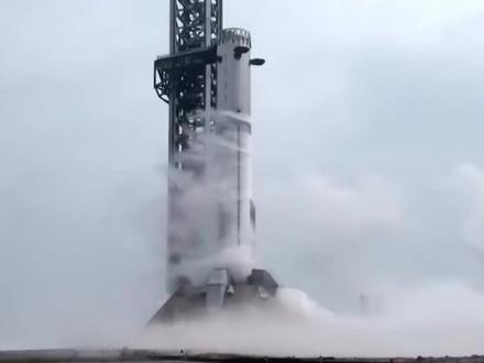 马斯克的星舰V3首飞在即:不是看成功,是看能砸碎多少旧规则 SpaceX的星舰V3,终于要咆哮登场了。
124.4米高(40层楼),33台猛禽3发动机同时点火,飙出9240吨推力,是土星五号的三倍。这哪是发射火箭,这是把一座摩天大楼怼进太空。
传统火箭是金贵的一次性奢侈品,一发几十亿。V3是“太空货车”,整箭百分百重复使用。猛禽3用3D打印,成本砍掉九成,把太空发射砸到地板价。
这头钢铁巨兽,能带着人类迈向火星吗?
#SpaceX #阿尔忒弥斯计划 #重返月球 #火星移民 #星舰v3