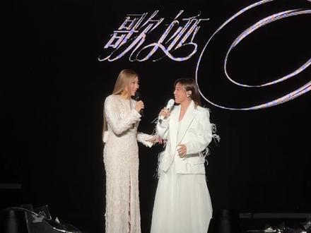 来听玲薇不乱的脱口秀 再次cue到周五上高速的颜人中~
#李佳薇 #alin黄丽玲 #alin上海演唱会