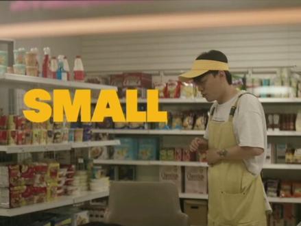 Small girl中字MV
《Small girl》是李泳知和D.O.演唱的歌曲,由李泳知、PEEJAY完成词曲,PEEJAY同时担任歌曲制作人,于2024年6月21日随李泳知的首张迷你专辑《16 Fantasy》作为主打曲发行
《Small girl》是李泳知首张迷你专辑《16 Fantasy》的双主打曲之一,由其包揽词曲创作,韩国嘻哈音乐人PEEJAY担任制作,韩国男团EXO成员兼演员D.O.合作献声。因为身材较为高大的女孩在身处恋爱或是遇到某些状况的时候,可能会觉得这是缺点,从而导致自尊心稍微下降,身处相同境遇的李泳知将其化作灵感,创作出《Small girl》。她在该曲中表达了对身材娇小女生的羡慕,并直言希望自己也可以变得娇小一点
《Small girl》中写下了高大女生在恋爱中时不时会有的不自信和内心的小剧场,引起不少歌迷的共鸣和喜爱。歌词中提到“尽管我有着豪迈的笑声和声线,大咧咧的爽朗性格,你还会爱我吗”、“樱桃小嘴、精致小脸,我永远无法拥有这些条件,这是让我感到孤独的原因”,在唱出高女孩们心声的同时,也抚慰了她们的心,表达了“在这个世界上总有一个人能看见你独特的美”的正能量场。而这次跨刀合作不仅展示了D.O.和李泳知在音乐上的才华,也展示了他们的友谊和舞台表现上的吸睛魅力。
在该曲MV中,李泳知和D.O.化身恋人,在户外、海边追逐嬉戏。而在结尾,D.O.牵起了李泳知的手,突然间朝向李泳知的脸颊亲了下去,让李泳知害羞的直接逃跑,不知所措的丢起沙子,并露出了害羞的模样。
个人很喜欢这首歌的旋律。
#李泳知small girls
#李泳知 #都暻秀 #李泳知都暻秀 #kpop
转载自VB:JaxPOP