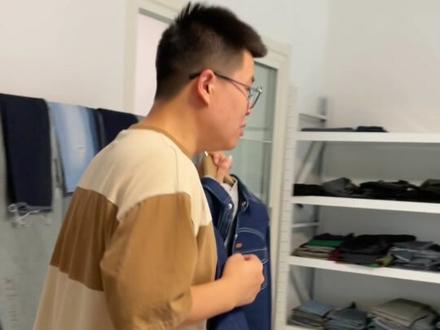 宝贝开学必入的牛仔外套,是真的好穿,这是一件高克重的牛仔外套,版型剪裁,看似简单实则复杂的不得了#高品质童装 #开学季穿搭 #面料柔软舒适 #秋季新款 #牛仔外套