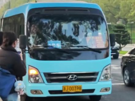 张杰台州演唱会葭沚老街限定接驳车 (白云山→滨江公共空间区间)前方展望
因副驾乘客坐全程 故坐在发动机上全程手撸拍摄
本次接驳车,椒江城发集团向台州市公务用车有限公司租用三辆四川现代中巴,车身有贴上张杰演唱会限定“涂装”,限定线路编码204/205/206场(三天为不同线路编码,代表张杰演唱会的第204场、第205场、206场),【顺带一提,有趣的是204/205/206常规公交编码正好空缺,206路前不久刚撤销】。
运行时间10:30-17:30,约35分钟一班,线路为台州动车站→葭沚老街→白云山→滨江公共空间→体育馆→台州动车站,循环运行。
本视频拍摄区间:白云山站→滨江公共空间站,途径道路:云西路→云西路(掉头)→葭沚大转盘→中心大道→文明路→学院北路→和合大道,也是有打引号的“公交车”开上和合大道了,就是学院北路和合大道交叉路口还要钻施工留下来的门有点难崩
#台州公交 #张杰台州演唱会 #演唱会接驳车 #葭沚老街 #椒江