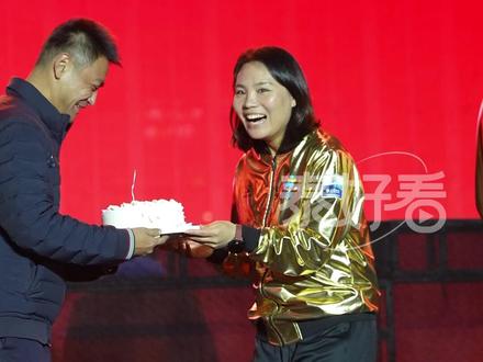 #泰有引力#音乐嘉年华 苏超唯一女主帅周高萍与交警丈夫浪漫同框!补过生日🎂🎂🎂!万人共同见证🎁太甜了,糖分超标了!❤❤❤
#国缘之夜 #演唱会 #苏超冠军城 #周高萍 #苏超唯一女主帅#泰州队