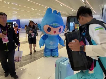 杭州亚运会吉祥物“琮琮”、“莲莲”、“宸宸”来媒体中心探班啦!你分得清“三小只”吗?#杭州亚运会吉祥物 #杭州亚运会