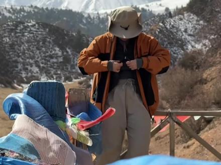 张掖🫵🏼大西北我最爱的城市!惊艳又宝藏‼️
day 1
敦煌-张掖,酒店定在欧式街旁边
1,大佛寺
找人工讲解,或租讲解器
正门两侧的浮雕画,西游记和二十四诸天的壁画,木胎泥塑涅槃卧佛造像
2,山西会馆
建筑保存完好,木雕石刻很精美
3,晚餐
三源手抓,味道还可以,态度冷漠
day2
1,上午马蹄寺,
一路上祁连山的风景别错过了
🔻马蹄寺石窟群包括:
33天石窟,千佛洞,1~4号特窟,格萨尔王殿。
🔻1~4号的特窟保存的不好,讲解老师讲的详细
🔻金塔寺门票很贵,难预约。
推荐窦文涛《锵锵行天下》,别有洞天。
2,午餐
刘英英麻辣烫!甜酱很好吃!吃辣酱可以选车站麻辣烫,或祁嫂子麻辣烫。
3,七彩丹霞
有一种地球人来到火星旅游的感觉,一共4个观景台,每一站之间都有观光车接送
4,晚餐
卷子鸡,鸡肉很柴,苗这家踩雷!
day3
巴尔斯圣山,这是所有行程里最喜欢的一天!
景区观光车我坐的副驾驶,第一视角最佳观赏位。
天气暖和了就能见到土拨鼠,咖啡厅有卖吃的和氧气瓶,还有免费的热水。
我们报的拼座,司机师傅姓安,人挺好的!提醒我们很多注意事项。
day4
早餐:牛肉小饭
午餐:臊面和包子
1,张掖博物馆,最值得看的就是金塔寺的复制窟,旺季会有免费讲解,刷身份证进,免预约
2,平山湖大峡谷,分深度游和普通游
🔻3条路线:
1号路线,必玩,最经典最惊险的一线天
2号路线,百步峡,台阶多,但比较平缓
3号路线,灵芝谷,景色最美,但超级累
可以走1号线直接转3号线的隐藏路线
3,晚餐:摆府
再去张掖,我一定去山丹军马场
#甘肃旅行 #青甘大环线 #河西走廊 #张掖旅行攻略 #张掖美食