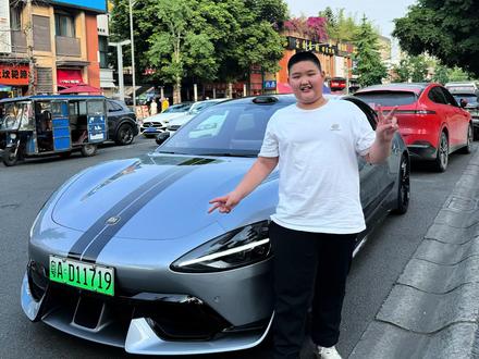偶遇胖哥说车!
小学生比很多都懂车!